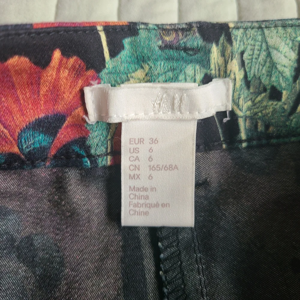 Poppy Print Women's Tailored Capri - Picture 4 of 7
